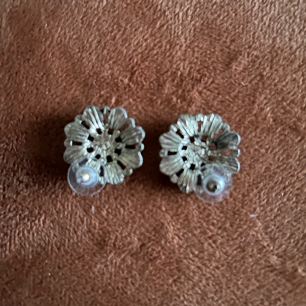 Elegant Gold Floral Earrings - Picture 2 of 2